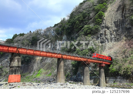 【大分県】列車と岩戸の景観 【大分県】列車と岩戸の景観 125237696