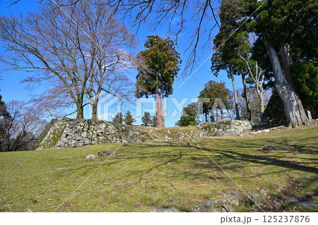 大和国 奈良「高取城」 本丸の高石垣と青空 大和国 奈良「高取城」 本丸の高石垣と青空 125237876