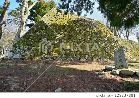 大和国　奈良「高取城」　本丸の高石垣と青空 125237881