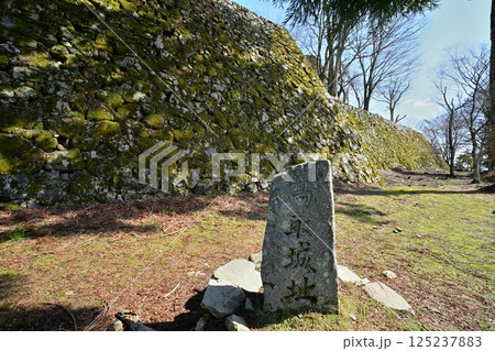 大和国　奈良「高取城」　本丸の高石垣と青空 125237883
