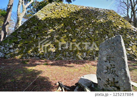 大和国 奈良「高取城」 本丸の高石垣と青空 大和国 奈良「高取城」 本丸の高石垣と青空 125237884