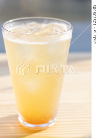 おいしいソーダ系のカクテル 125238085