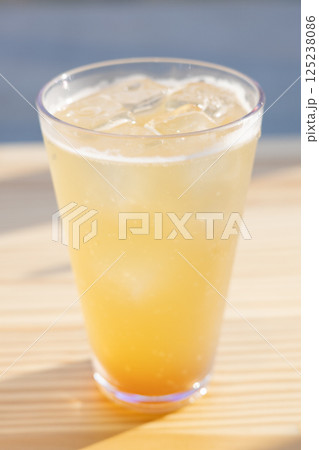 おいしいソーダ系のカクテル 125238086