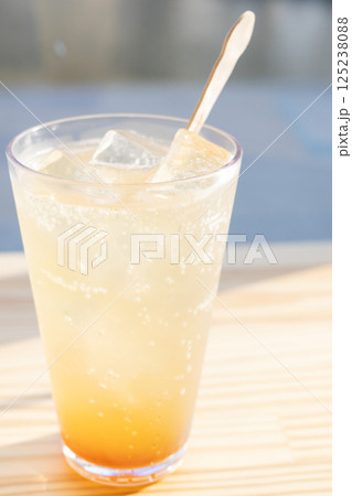 おいしいソーダ系のカクテル 125238088