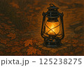 秋、小川の近くに置かれたランタン、明滅する灯り、イラスト 125238275