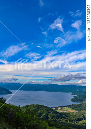 北海道壮瞥町にある有珠山ロープウェイのゴンドラから見る夏の洞爺湖 北海道壮瞥町にある有珠山ロープウェイのゴンドラから見る夏の洞爺湖 125238303