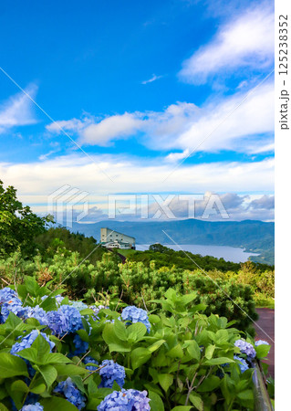 北海道壮瞥町にある有珠山ロープウェイから見る夏の洞爺湖 125238352