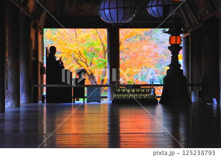 秋の長谷寺（本堂・国宝・奈良県桜井市） 125238793