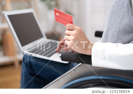 車椅子でネットショッピングをする女性　手元 125238854