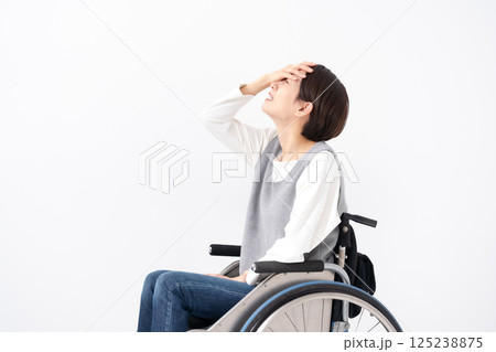 悩む車椅子の女性 125238875