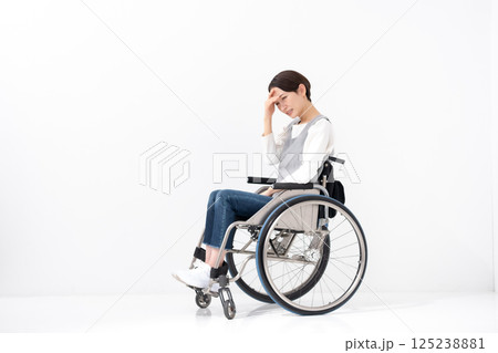 悩む車椅子の女性　全身 125238881