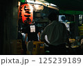 提灯を見る男性 125239189