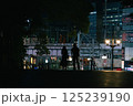 夜の街を歩く人々 125239190