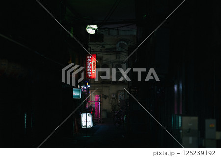 夜の暗闇に光る夜 夜の暗闇に光る夜 125239192