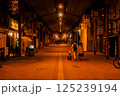 人気のない夜の繁華街 125239194