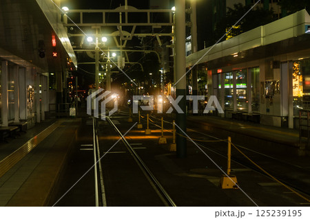 深夜の踏切を通過する貨物列車 125239195