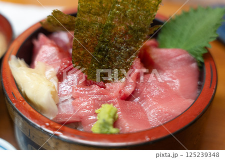 新鮮で美味しいマグロ丼 125239348
