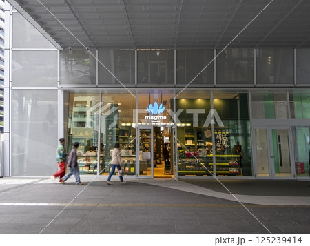 虎ノ門ヒルズ・グラスロックに開店した新コンセプト書店「magmabooksマガマブックス」 125239414