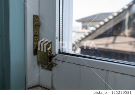 洋館の窓　上げ下げ窓のレトロな真鍮製ストッパー（ウインドラッチ） 125239581