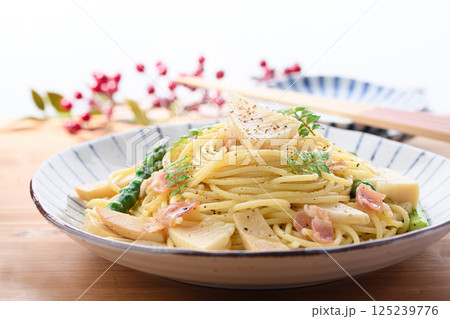 竹の子とベーコンの和風パスタ 木の芽風味 125239776