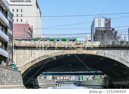 神田川クルーズからの眺め 東京のビルと護岸 外堀舟運 丸ノ内線聖橋など 神田川クルーズからの眺め 東京のビルと護岸 外堀舟運 丸ノ内線聖橋など 125240454