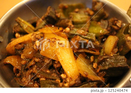 インド料理　ビンディマサラ（オクラのカレー炒め） 125240474