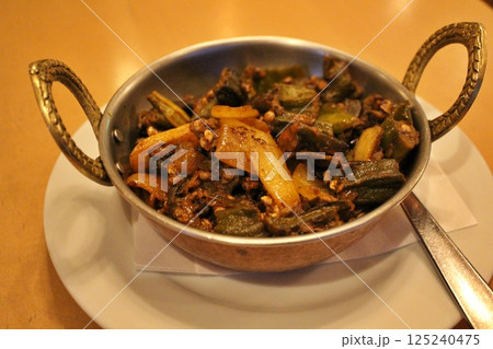 インド料理　ビンディマサラ（オクラのカレー炒め） 125240475