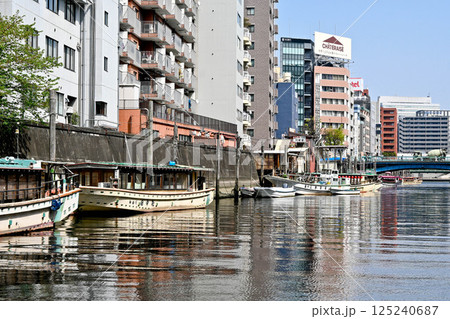 神田川クルーズ船からの眺め　神田川の船宿と船　護岸と密集したビル 125240687