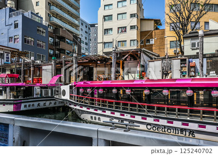 神田川クルーズ船からの眺め 神田川の船宿と船 護岸と密集したビル 神田川クルーズ船からの眺め 神田川の船宿と船 護岸と密集したビル 125240702