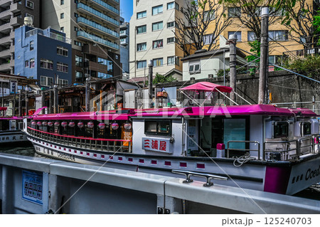 神田川クルーズ船からの眺め 神田川の船宿と船 護岸と密集したビル 神田川クルーズ船からの眺め 神田川の船宿と船 護岸と密集したビル 125240703