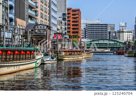 神田川クルーズ船からの眺め　神田川の船宿と船　護岸と密集したビル 125240704
