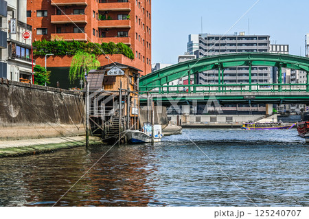 神田川クルーズ船からの眺め 神田川の船宿と船 護岸と密集したビル 神田川クルーズ船からの眺め 神田川の船宿と船 護岸と密集したビル 125240707