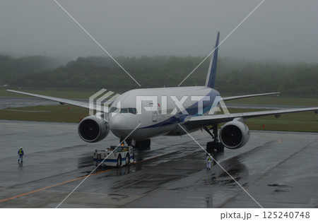 霧の空港を出発する飛行機 霧の空港を出発する飛行機 125240748