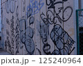 落書きされた白壁 125240964