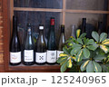 窓際に置かれたワインの空びん 125240965
