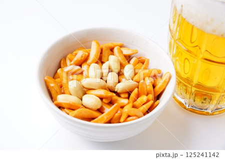 柿ピーとビール 125241142