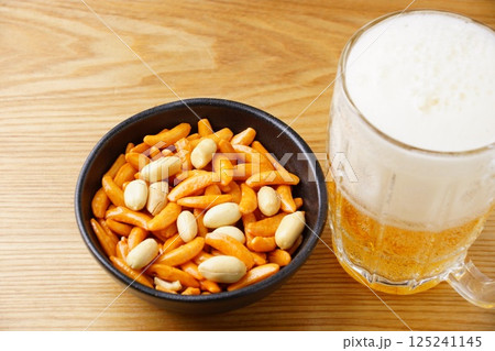 柿ピーとビール 125241145