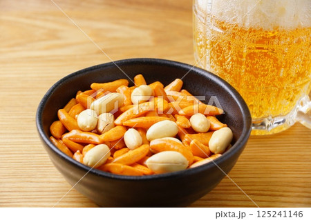 柿ピーとビール 125241146