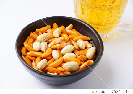 柿ピーとビール 125241149