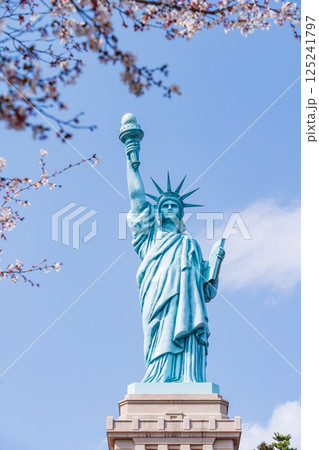 「青森県」おいらせ町の自由の女神像、春の風景 125241797