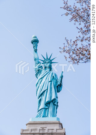 「青森県」おいらせ町の自由の女神像、春の風景 125241799