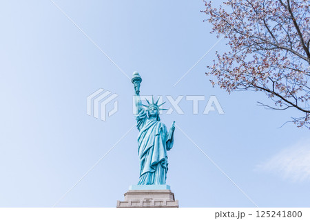 「青森県」おいらせ町の自由の女神像、春の風景 125241800