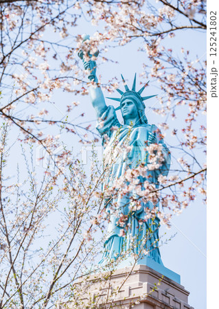 「青森県」おいらせ町の自由の女神像、春の風景 125241802