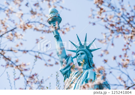 「青森県」おいらせ町の自由の女神像、春の風景 125241804
