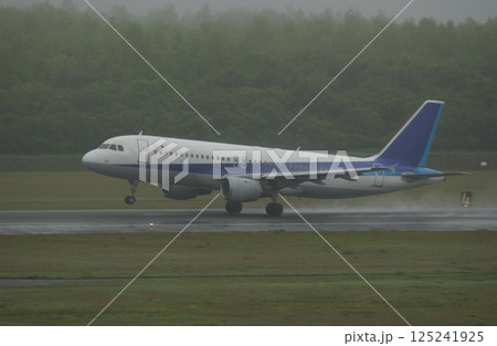霧の空港を離陸する飛行機 125241925