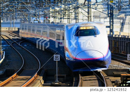 陸奥路へ向けて…　東北新幹線・大宮駅に入線する『E2系』新幹線 125241932