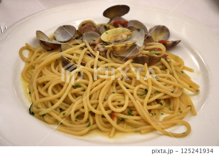 イタリア スパゲッティ ヴォンゴレ・ビアンコ アマルフィのレストランにて イタリア スパゲッティ ヴォンゴレ・ビアンコ アマルフィのレストランにて 125241934