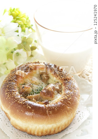 ビーフシチューパンと牛乳 125241970