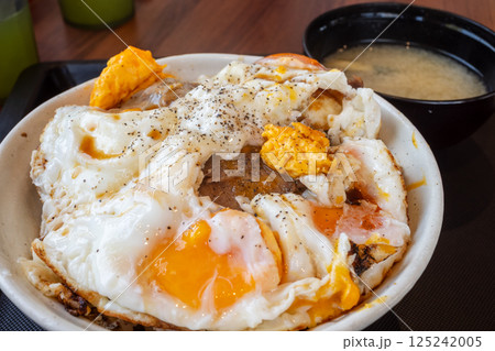 日本の愛媛県今治市のとても美味しい焼豚玉子飯 125242005