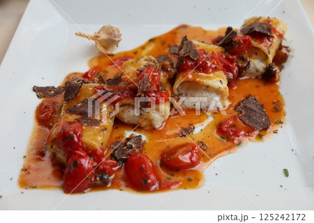 イタリア シェーブルチーズと黒トリュフのパスタ アマルフィのレストランにて イタリア シェーブルチーズと黒トリュフのパスタ アマルフィのレストランにて 125242172